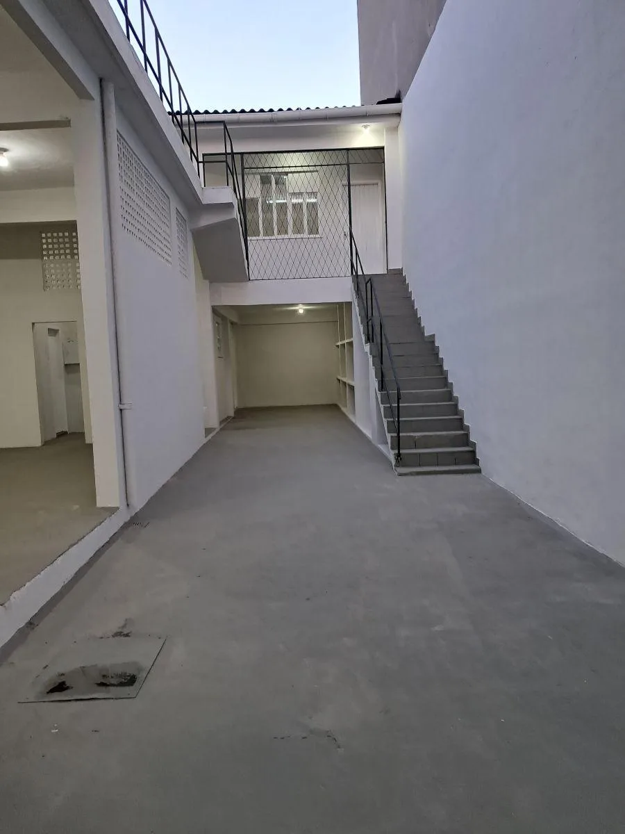 Galpão Comercial/Industrial, terreno 10 x 24, entrada para carga e descarga. Área total coberta 320m