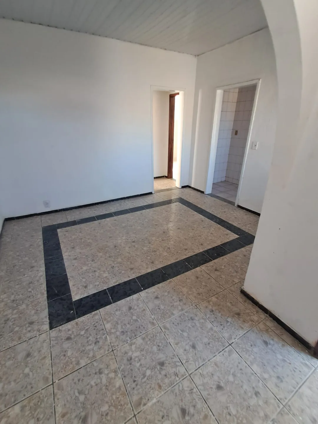 Casa em Vigário Geral  Prox. R. Otawa com 65 m²,  2 Quartos e Quintal